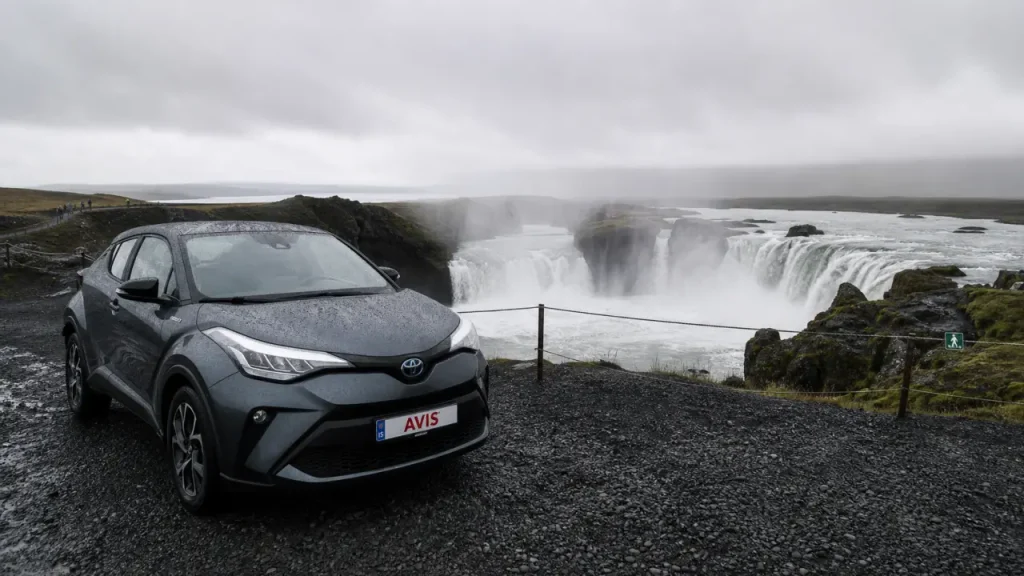 Voiture de location près de la cascade Goðafoss, Nord de l’Islande